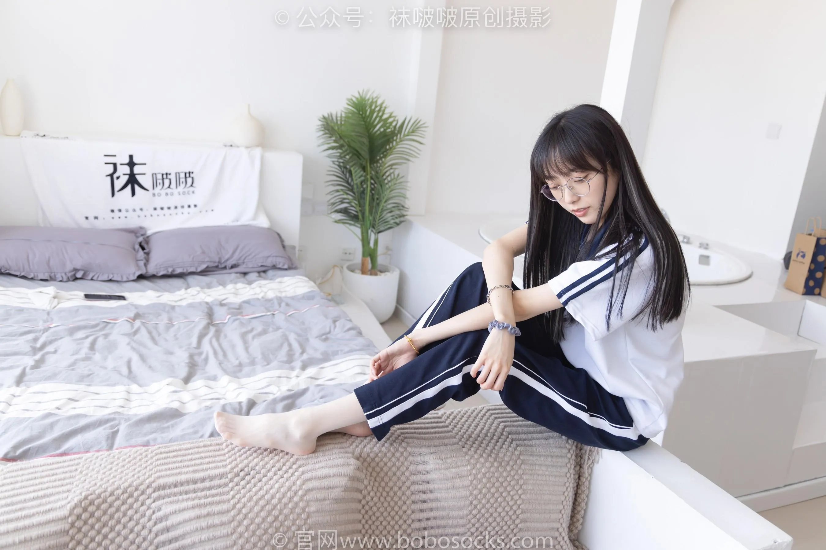 [BoBoSocks袜啵啵]NO.207 稚予-aj板鞋、白棉袜、油亮白丝、校服裤里丝[23] [53P]插图2